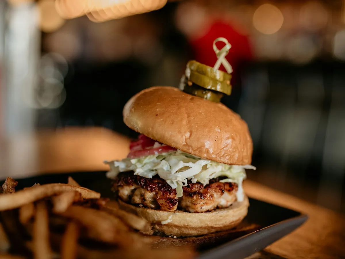 Burger e batatas servidos no salão