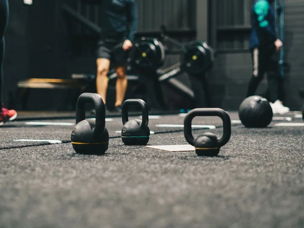 Kettlebells no chão da academia